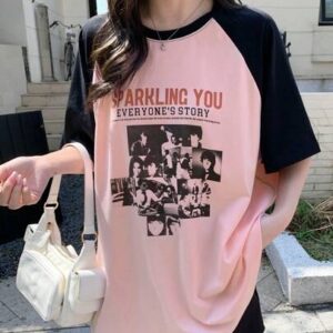 DAZY フィギュアとスローガンがプリントされたラウンドネックカラーブロックラグランスリーブtシャツ